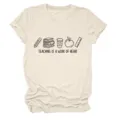 Gros plan détaillé sur le t-shirt graphique décontracté pour enseignant en tissu beige. - S / Hauts / Sable (Lettres Noires Graphique Couleur)