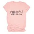 Détail de t-shirt à manches courtes pour femmes avec impression graphique sur le thème des profs. - S / Hauts / Rose (Lettrage Noir)
