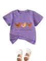 Vue détaillée du t-shirt à manches courtes pour enfants violet chiné avec des poulets. - Violet