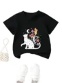 Vista dettagliata della t-shirt nera per bambini con stampa di gatto, funghi e costellazioni. - 90 / Top / Nero