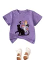 Vista dettagliata della t-shirt viola da bambini con motivo gatto luna fungo e scarpe abbinate. - Viola