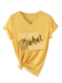 Dettaglio di t-shirt gialla a V a maniche corte con grafica di matematica e nodo. - Taglia S / Top / Giallo
