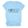 Détail de t-shirt bleu clair à manches courtes avec impression graphique pour enseignant. - S / Hauts / Bleu Clair (Lettres Noires Graphique Multicolore)