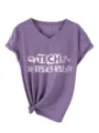 Vista dettagliata della t-shirt viola scollo a V tech teacher con stampa grafica e nodo. - Taglia S / Top / Viola