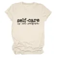 Beige korte mouw grafisch t-shirt met inspirerende citaat tekst detailweergave voor vrouwen - S / Tops / Zandkleur