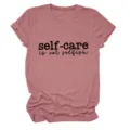 Gedetailleerd overzicht van het casual dames t-shirt met korte mouwen en inspirerende tekst. - S / Tops / Rozegoud (Zwart Lettertype)
