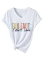 Vista dettagliata della t-shirt bianca con scollo a V, stampa grafica e nodo decorativo. - Taglia S / Top / Bianco