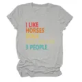 Gedetailleerd uitzicht op het informele grijze dames grafische t-shirt met leuke opdruk. - S / Tops / Lichtgrijs