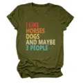 Groene korte mouw t-shirt met retro letter print, casual comfortabele top voor dames. - S / Tops / Legergroen
