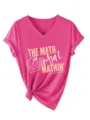 Dettaglio in primo piano della t-shirt con scollo a V e grafica slogan di matematica. - Taglia S / Top / Rosso rosa