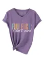Dettaglio t-shirt viola collo V maniche corte risvoltate, nodo laterale e stampa. - Taglia S / Top / Viola