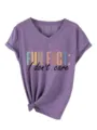 Dettaglio ravvicinato di t-shirt grafica da donna con scollo a V viola e citazione divertente. - Taglia S / Top / Viola