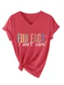 Primo piano della t-shirt casual da donna con scollo a V, stampa con lettere e orlo annodato. - Taglia S / Top / Rosso