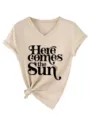 Vista dettagliata della t-shirt beige con scollo a V, maniche corte, nodo frontale e grafica. - Taglia S / Top / Sabbia (Carattere Nero)