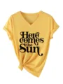 Primo piano della t-shirt gialla con scollo a V e stampa retrò con orlo annodato. - Taglia S / Top / Giallo (Carattere Nero)
