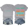 Detailopname van het casual grijze slogan-t-shirt gecombineerd met spijkerbroekshorts. - S / Tops / Lichtgrijs