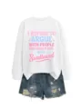 Vista dettagliata della felpa bianca con stampa e dei pantaloncini di jeans strappati. - Taglia S / Top / Bianco