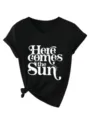 Schwarzes Damen V-Ausschnitt Kurzarm T-Shirt mit Retro-Grafikdruck und modischem Knotensaum. - Schwarz (Weiße Schrift)
