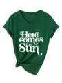 Dunkelgrünes V-Ausschnitt Kurzarm-T-Shirt mit grafischem Textdetail auf der Vorderseite. - Vintage Grün (Weiße Schrift)