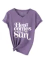 Nahaufnahme Detail des purpurnen V-Ausschnitt Kurzarm Grafik T-Shirts mit Textdruck. - Lila (Weiße Schrift)