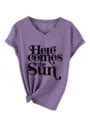 Lila V-Ausschnitt Kurzarm T-Shirt mit modischem Fronttext und Knotendetail im Detail. - Lila (Schwarze Schrift)