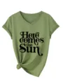 Grünes Damen V-Ausschnitt Kurzarm T-Shirt mit Knotensaum und modischem Frontdruck. - Olivgrün (Schwarze Schrift)