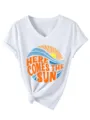Λεπτομερής κοντινή άποψη γυναικείο casual T-shirt με V λαιμόκοψη και τύπωμα ήλιου. - S / Tops / Λευκό