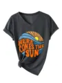 Γυναικείο casual t-shirt με V-neck και κοντό μανίκι με ρετρό γραφικό ήλιο και κόμπο. - σκούρο γκρι