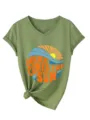 Κοντινή λεπτομέρεια του λαδί T-shirt με στιλάτο κόμπο στο κάτω μέρος και γραφική στάμπα. - Λαδί