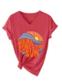 Casual κόκκινο γυναικείο κοντομάνικο T-shirt με V λαιμόκοψη και ρετρό σχέδιο ήλιου κύματος. - Κόκκινο