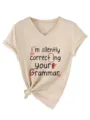 Modieus casual beige dames T-shirt met V-hals, korte mouwen en grappige tekstprint. - S / Tops / Zandkleur