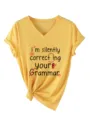 Detailopname van gele V-hals casual dames korte mouw t-shirt met grappige grammatica print. - S / Tops / Geel