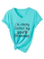 Gedetailleerd overzicht van het V-hals korte mouwen T-shirt met grappige Engelse print en knoop. - S / Tops / Diep Waterblauw