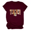 Dames casual bordeauxrode korte mouw T-shirt met leraar letterprint en schattige strik. - S / Tops / Bordeauxrood