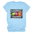 Nahaufnahme Detail des hellblauen Kurzarmshirts mit süßem Halloween Knödel Grafikprint. - S / Oberteile / Hellblau