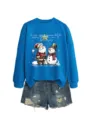 Primo piano dettagliato della felpa blu natalizia elegante e dei pantaloncini di jeans. - Taglia S / Top / felpa blu lago (immagine a colori bianca)