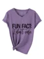 Dettaglio t-shirt donna viola scollo V maniche corte con stampa scritta e orlo annodato. - Viola