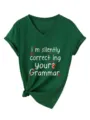 Detail van groene v-hals t-shirt met grappige tekst print en stijlvolle knoop detail. - S / Top (3812) / Vintage Groen (Witte Grafiek)