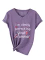 Dames paarse v-hals korte mouw casual t-shirt met grappige grammatica print top - S / Bedrukte Top (3812) / Paars