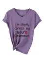 Casual dames V-hals korte mouw t-shirt met grappige letterprint en geknoopt zoomontwerp. - S / Tops / Paars