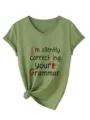 Vrouwen v-hals korte mouw olijfgroen t-shirt detail met voorzijde grammatica tekst print. - S / Tops / Olijfgroen
