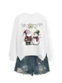 Felpa girocollo a maniche lunghe con stampa grafica natalizia e pantaloncini di jeans. - Taglia S / Top / felpa bianca (scritta nera e immagine a colori)