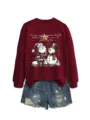 Felpa con stampa natalizia abbinata a pantaloncini di jeans strappati, outfit festivo. - Taglia S / Top / felpa bordeaux (scritta bianca e immagine a colori)