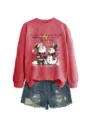 Felpa rossa a maniche lunghe con grafica natalizia vintage abbinata a pantaloncini di jeans. - Taglia S / Top / Rosso (Stampa Nera)