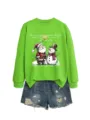 Felpa verde a tema natalizio abbinata a pantaloncini in denim strappato da donna abbigliamento casual - Taglia S / Top / felpa verde fluorescente (immagine a colori bianca)
