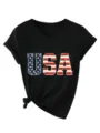 Primer plano de camiseta negra con cuello V, estampado USA y detalle de nudo en dobladillo. - Negro(3812)