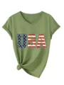 Detalle de camiseta verde con cuello en V, manga corta y estampado de letras con bandera USA. - Verde oliva