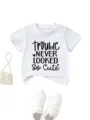 Vista di dettaglio della t-shirt bianca per bambini con stampa grafica e morbida. - 90cm / Top / Bianco (Testo Nero)