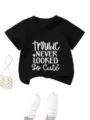 Primo piano del t-shirt nero per bambini con stampa bianca carina, stile casual. - 90cm / Top / Nero (Testo Bianco)