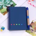 Carnet à spirale bleu avec stylo et design à pois colorés, idéal pour une utilisation quotidienne. - Personnalisable / Bleu